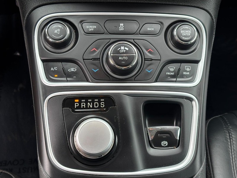 Chrysler 200 Vehicle Full-screen Gallery Image 23