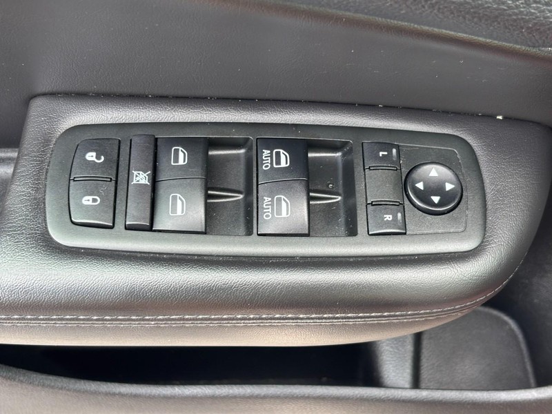 Chrysler 200 Vehicle Full-screen Gallery Image 24