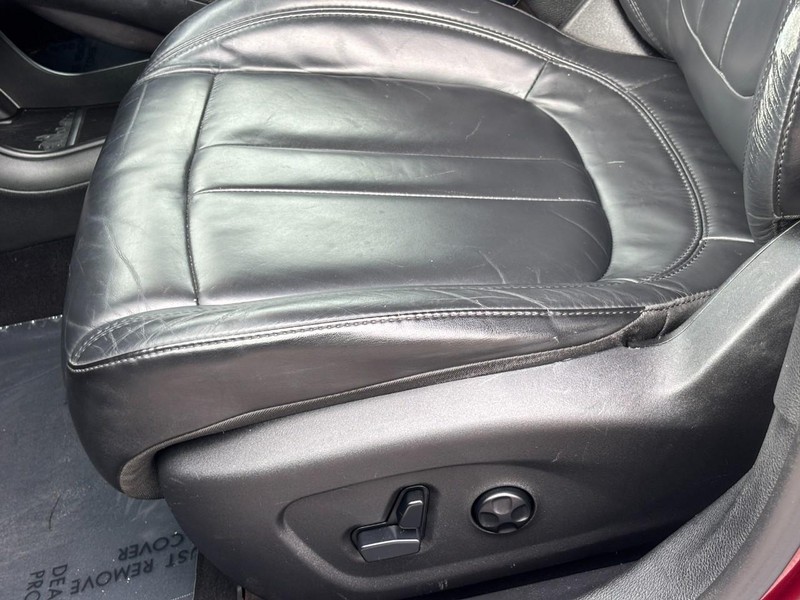 Chrysler 200 Vehicle Full-screen Gallery Image 25