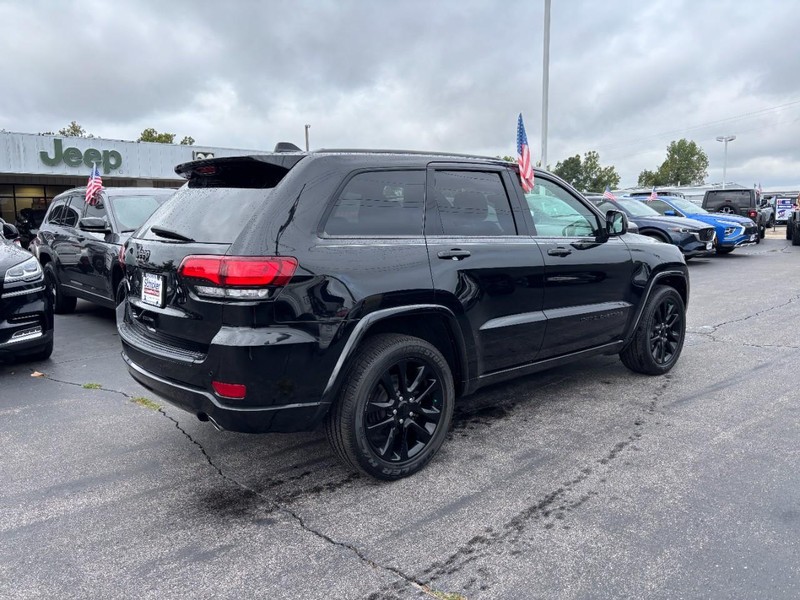 Jeep Grand Cherokee Vehicle Full-screen Gallery Image 03