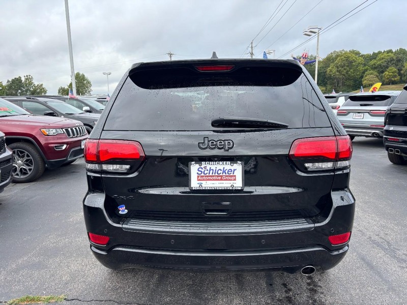 Jeep Grand Cherokee Vehicle Full-screen Gallery Image 06