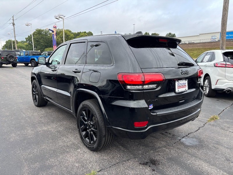 Jeep Grand Cherokee Vehicle Full-screen Gallery Image 07