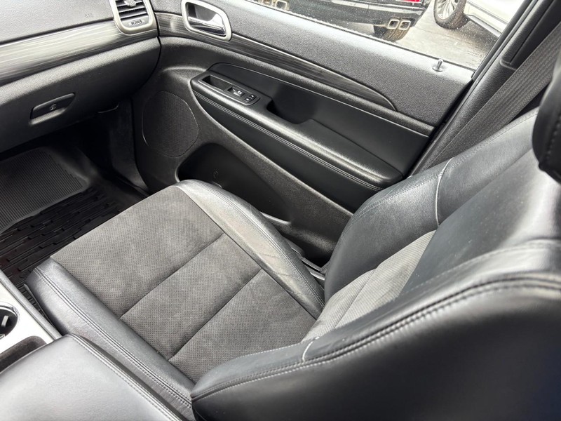 Jeep Grand Cherokee Vehicle Full-screen Gallery Image 16