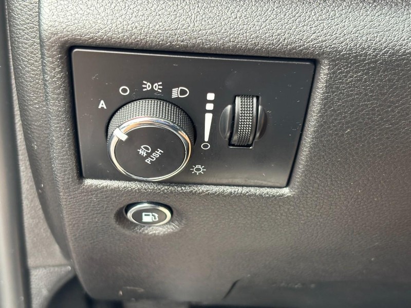 Jeep Grand Cherokee Vehicle Full-screen Gallery Image 17