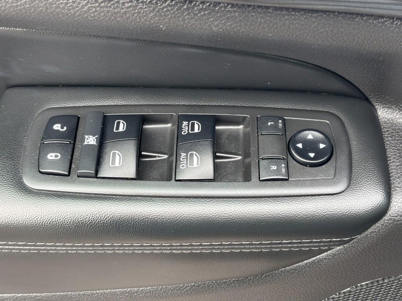 Jeep Grand Cherokee Vehicle Full-screen Gallery Image 25