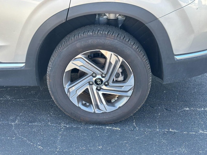 Hyundai Santa Fe Vehicle Full-screen Gallery Image 07