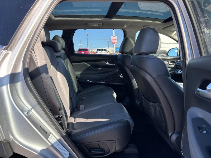 Hyundai Santa Fe Vehicle Full-screen Gallery Image 10