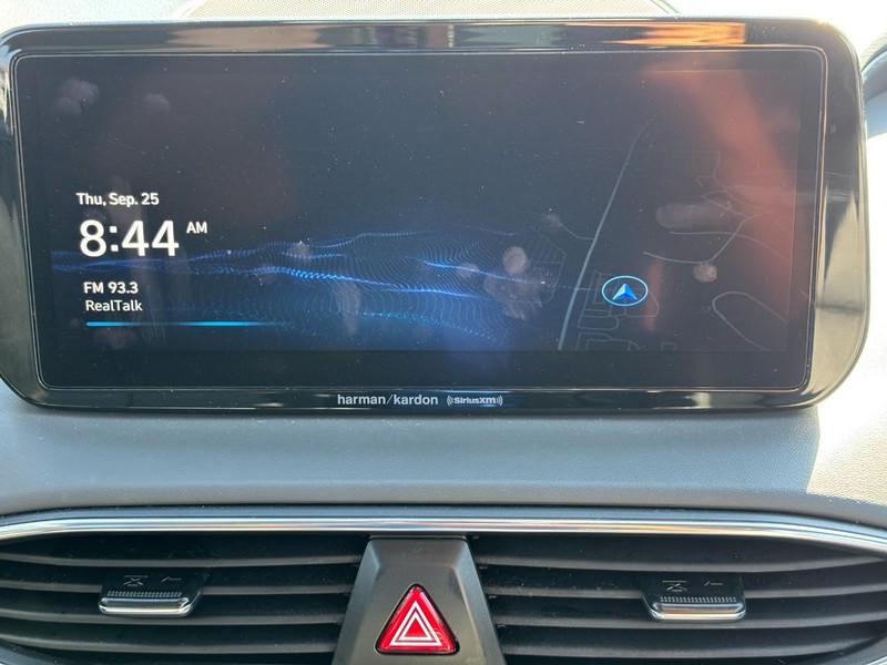 Hyundai Santa Fe Vehicle Full-screen Gallery Image 13