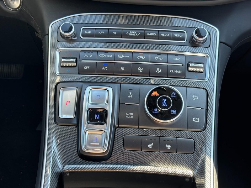 Hyundai Santa Fe Vehicle Full-screen Gallery Image 14