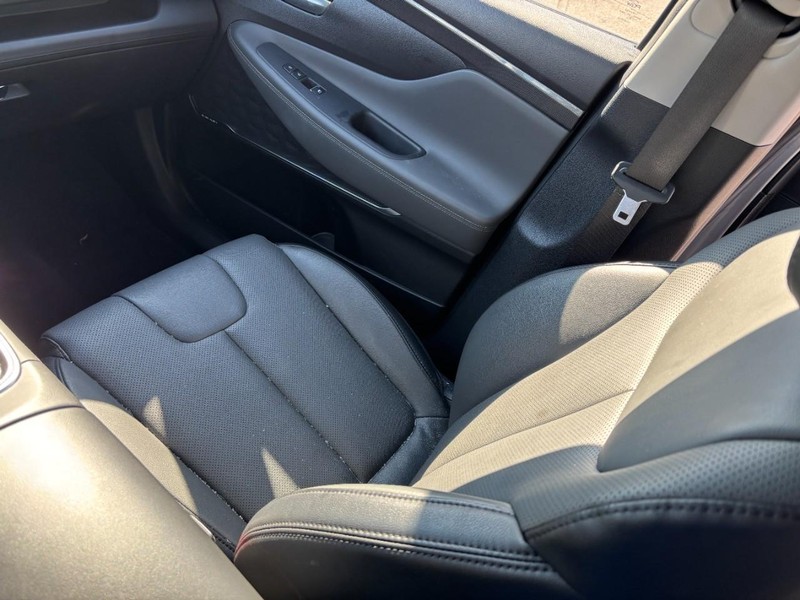 Hyundai Santa Fe Vehicle Full-screen Gallery Image 15