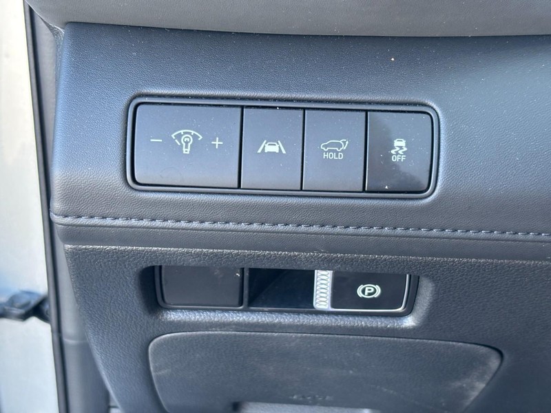 Hyundai Santa Fe Vehicle Full-screen Gallery Image 16