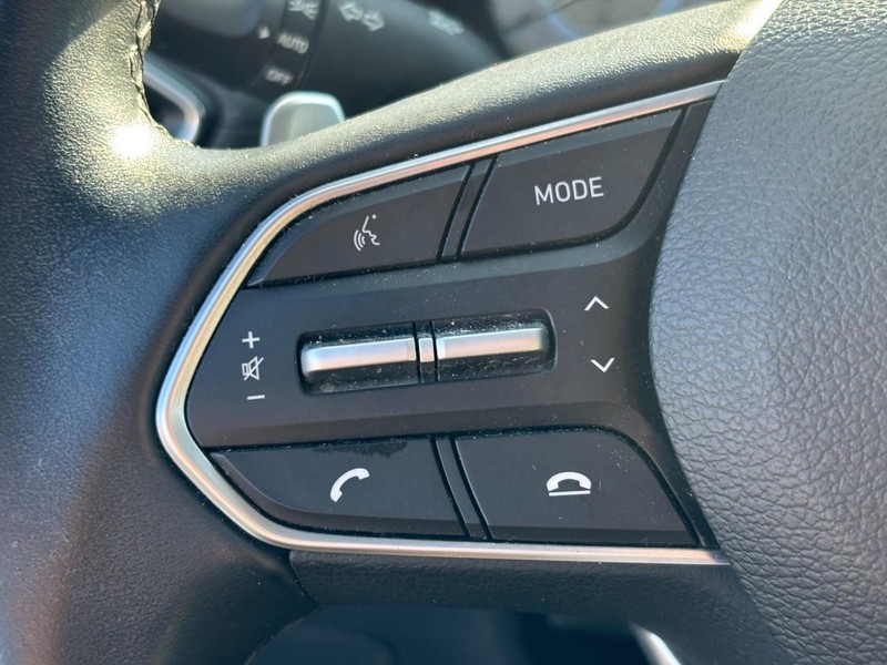 Hyundai Santa Fe Vehicle Full-screen Gallery Image 17