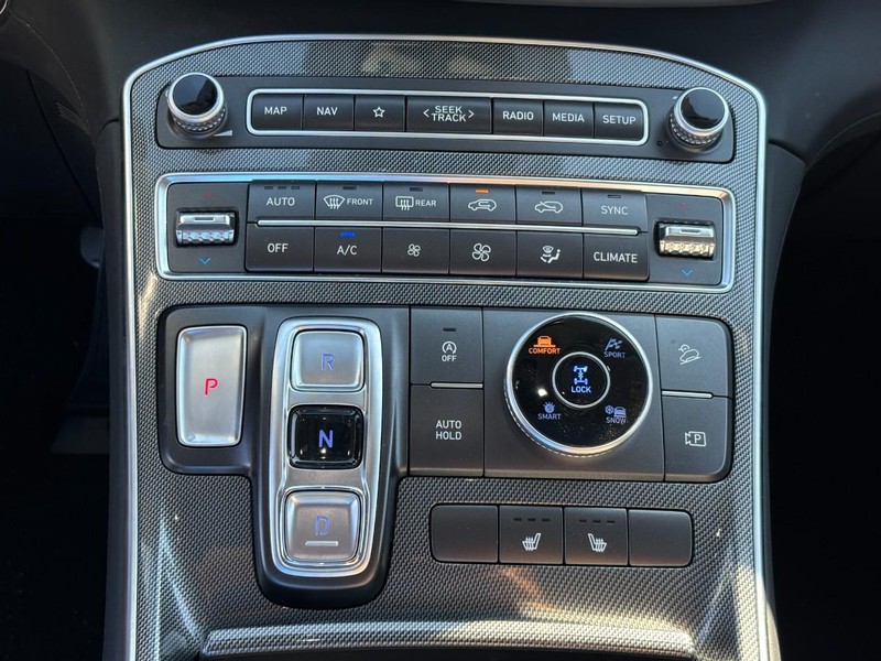 Hyundai Santa Fe Vehicle Full-screen Gallery Image 23