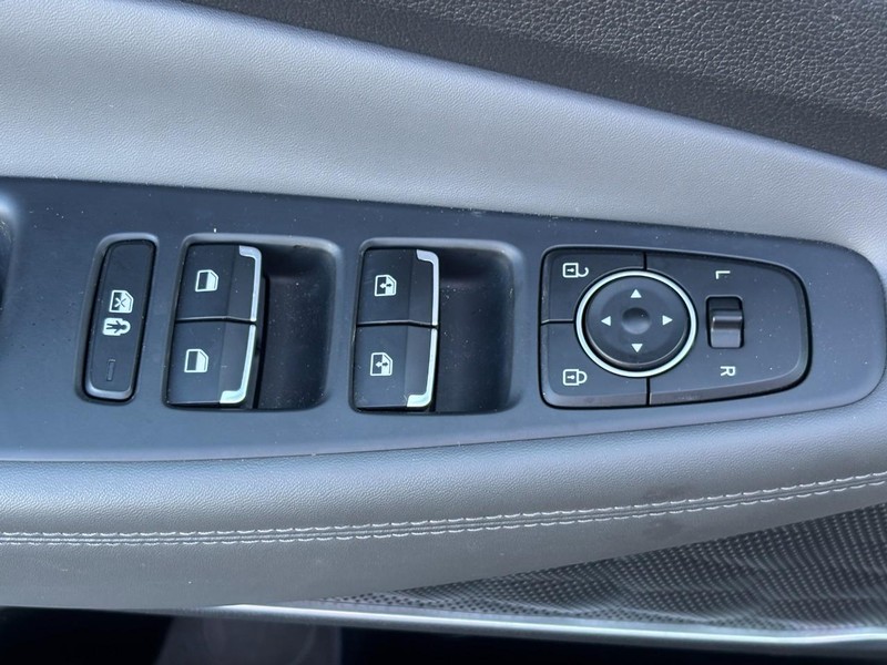 Hyundai Santa Fe Vehicle Full-screen Gallery Image 24