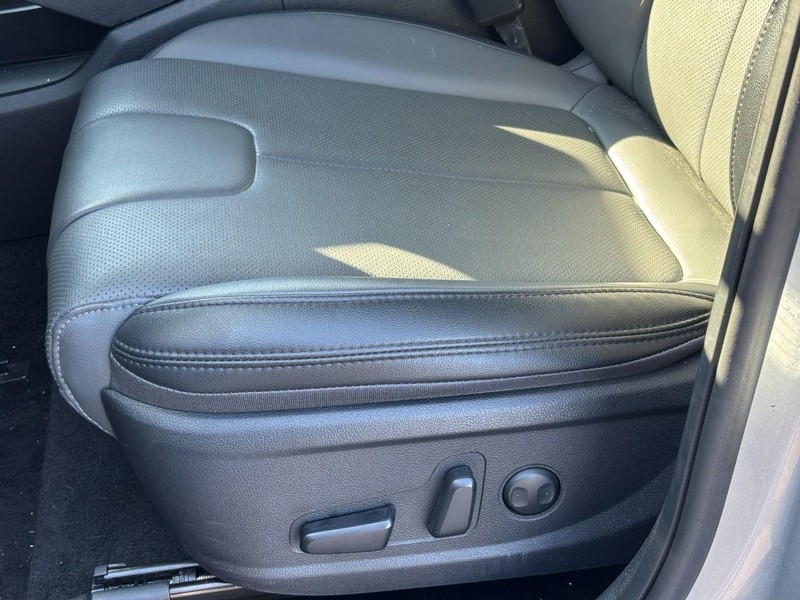 Hyundai Santa Fe Vehicle Full-screen Gallery Image 25