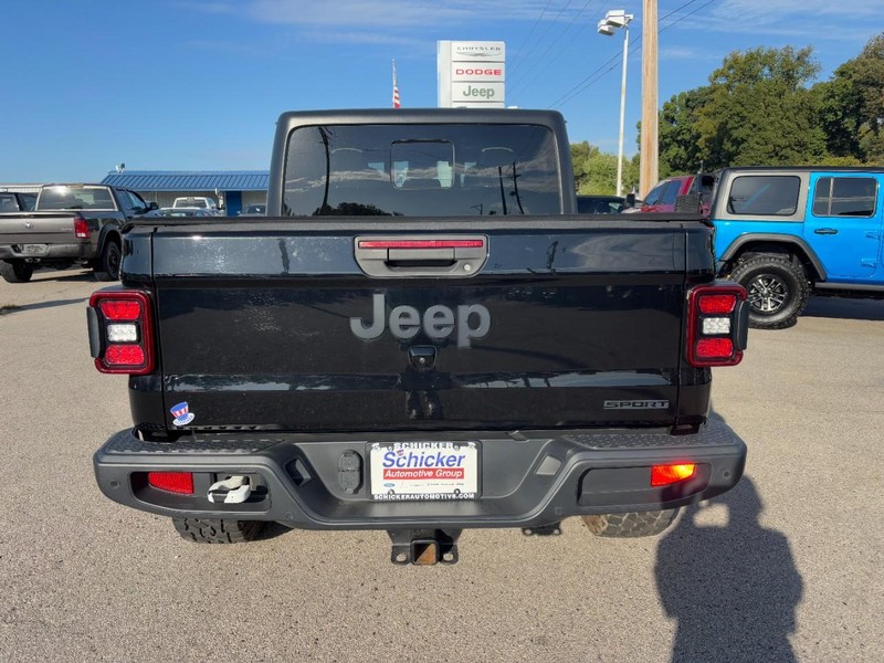 Jeep Gladiator Vehicle Full-screen Gallery Image 05