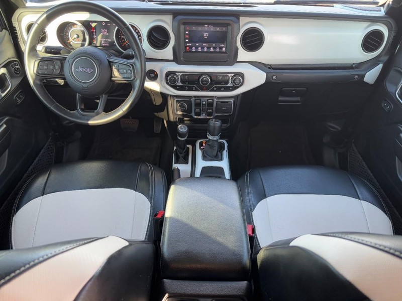 Jeep Gladiator Vehicle Full-screen Gallery Image 11