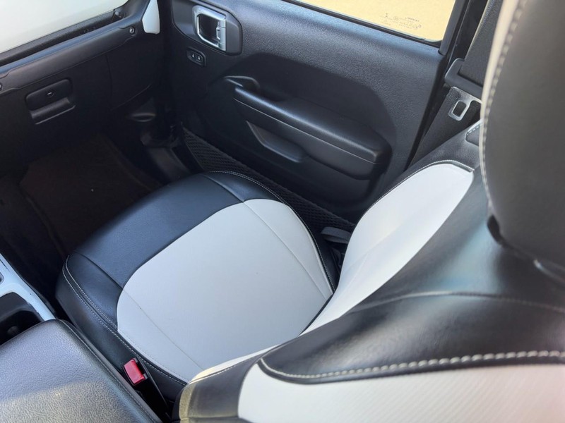 Jeep Gladiator Vehicle Full-screen Gallery Image 15