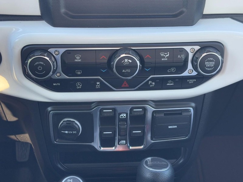 Jeep Gladiator Vehicle Full-screen Gallery Image 22