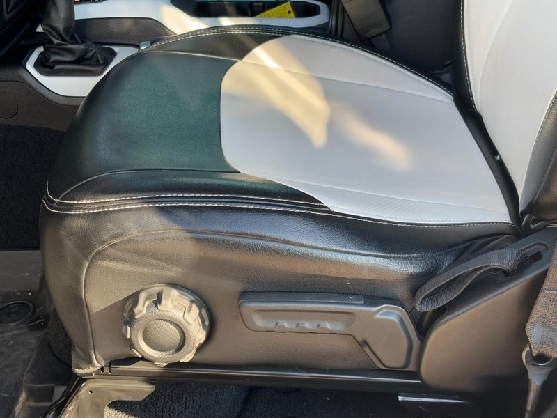 Jeep Gladiator Vehicle Full-screen Gallery Image 25