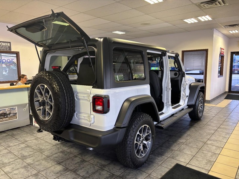 Jeep Wrangler Vehicle Full-screen Gallery Image 02