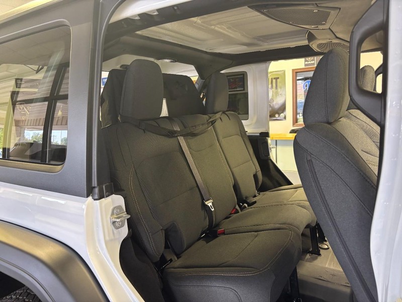 Jeep Wrangler Vehicle Full-screen Gallery Image 04