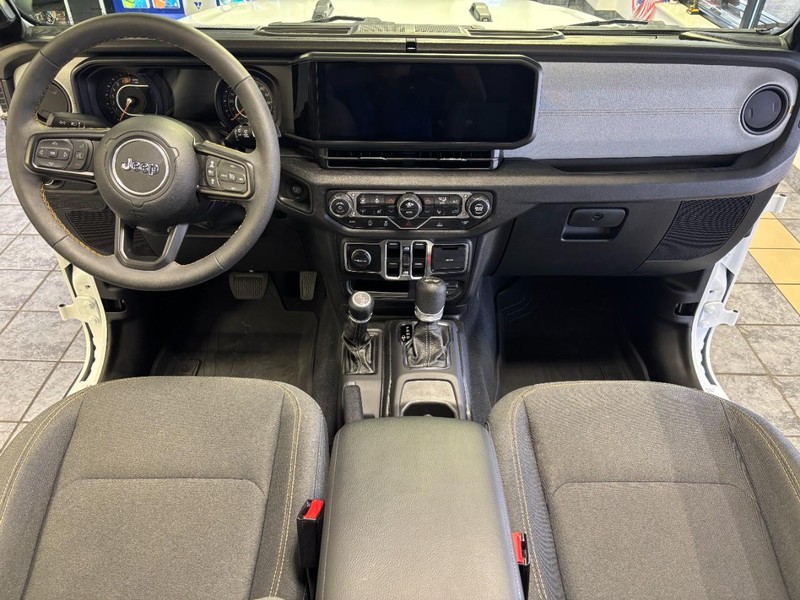 Jeep Wrangler Vehicle Full-screen Gallery Image 05