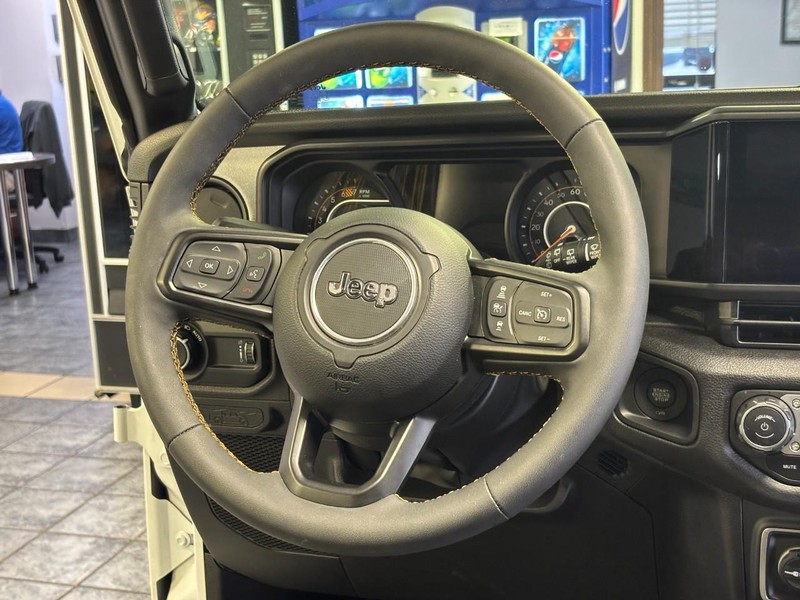 Jeep Wrangler Vehicle Full-screen Gallery Image 06