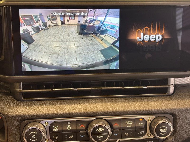 Jeep Wrangler Vehicle Full-screen Gallery Image 15