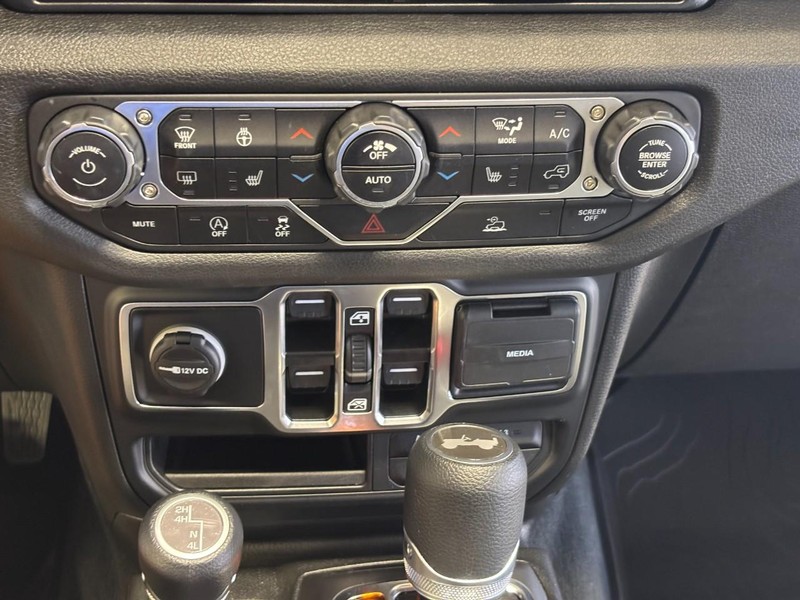 Jeep Wrangler Vehicle Full-screen Gallery Image 16