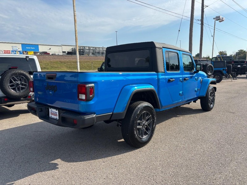 Jeep Gladiator Vehicle Full-screen Gallery Image 03