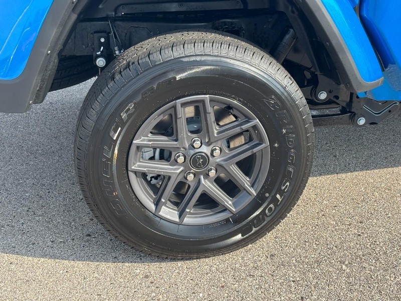 Jeep Gladiator Vehicle Full-screen Gallery Image 04