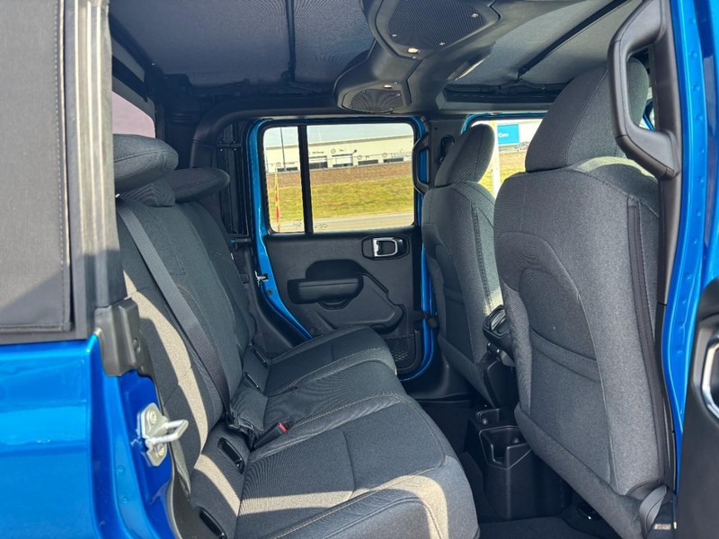 Jeep Gladiator Vehicle Full-screen Gallery Image 05