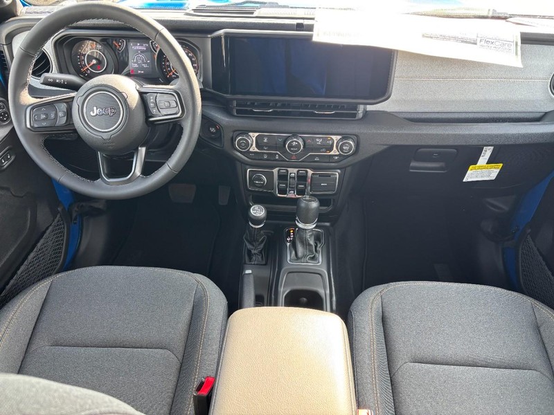 Jeep Gladiator Vehicle Full-screen Gallery Image 06