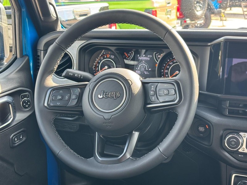 Jeep Gladiator Vehicle Full-screen Gallery Image 07