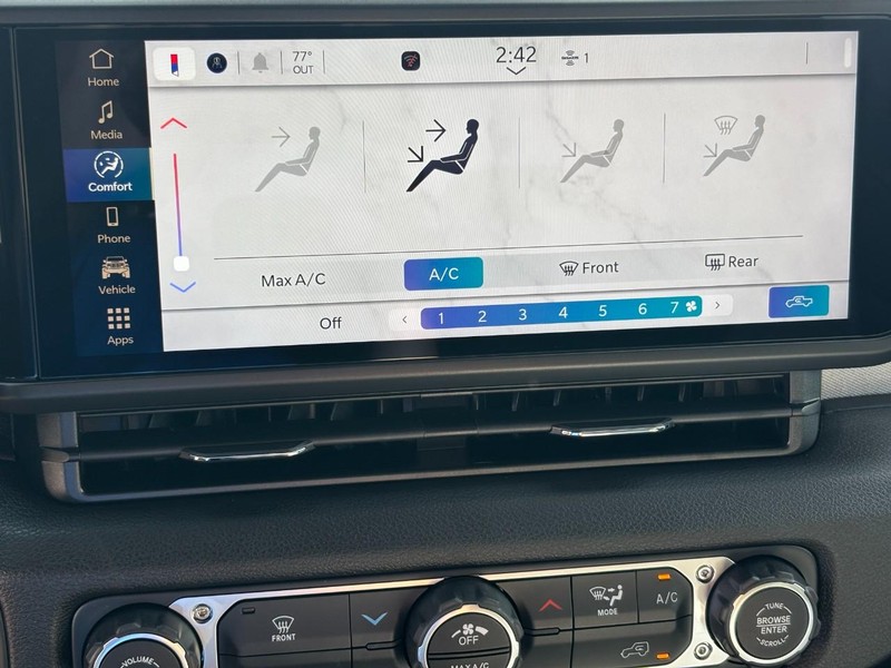 Jeep Gladiator Vehicle Full-screen Gallery Image 15