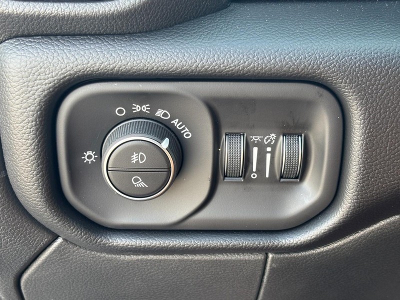 Ram 3500 Vehicle Full-screen Gallery Image 10