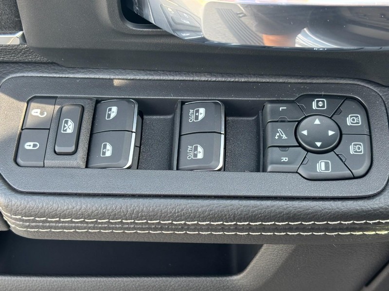 Ram 3500 Vehicle Full-screen Gallery Image 19