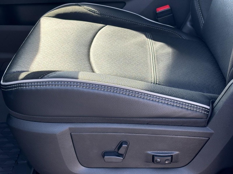 Ram 3500 Vehicle Full-screen Gallery Image 21