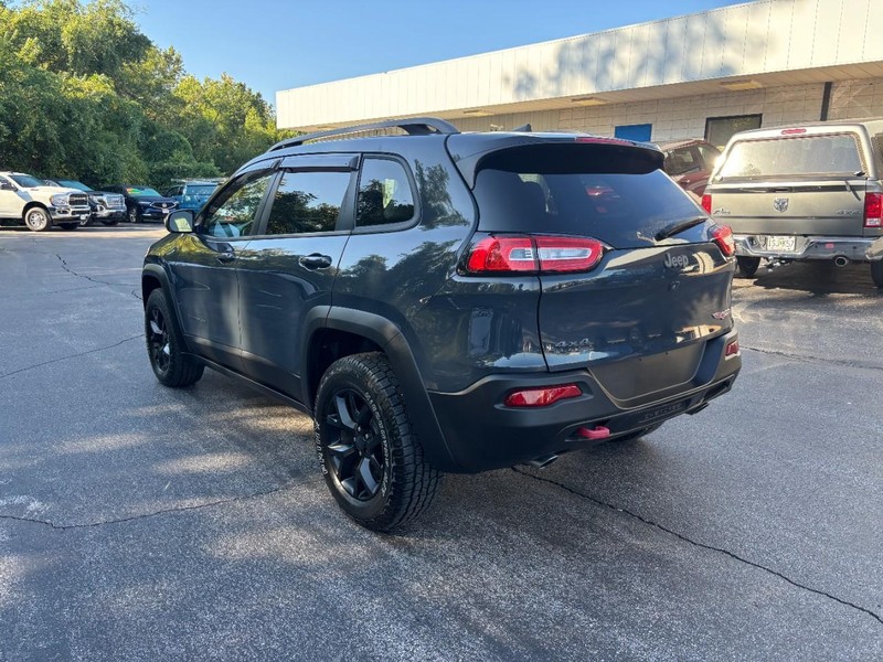 Jeep Cherokee Vehicle Full-screen Gallery Image 06