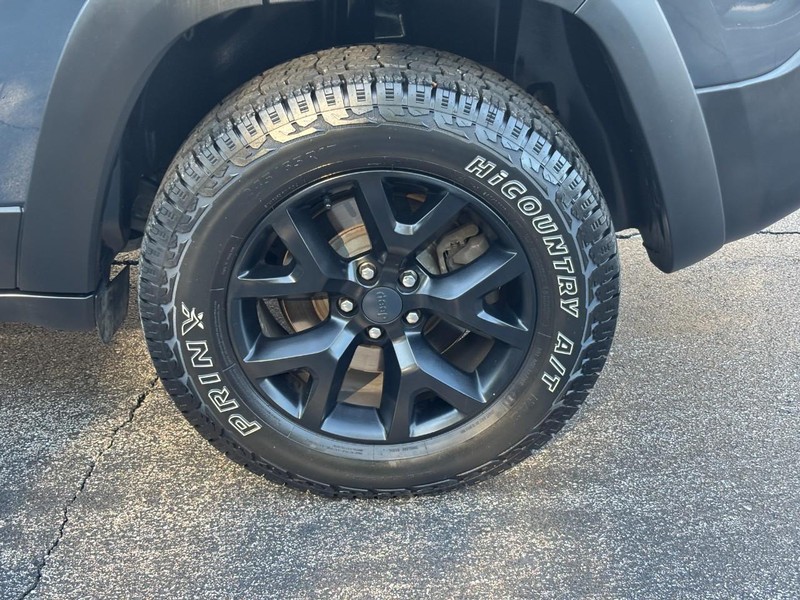 Jeep Cherokee Vehicle Full-screen Gallery Image 07