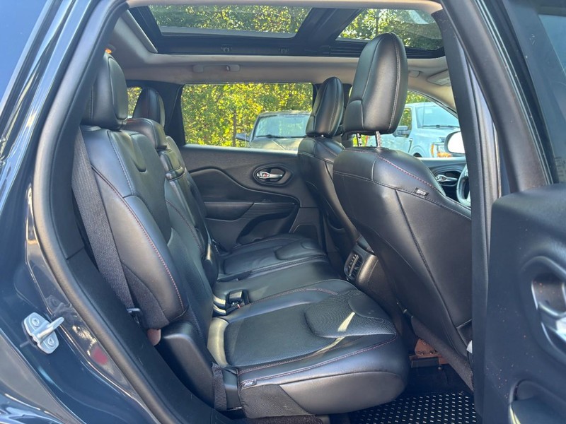 Jeep Cherokee Vehicle Full-screen Gallery Image 10