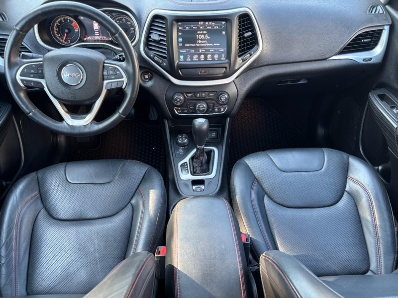 Jeep Cherokee Vehicle Full-screen Gallery Image 11