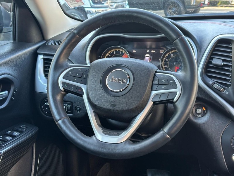 Jeep Cherokee Vehicle Full-screen Gallery Image 12