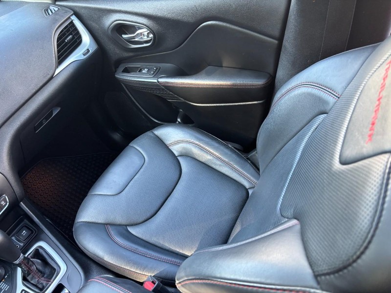 Jeep Cherokee Vehicle Full-screen Gallery Image 15