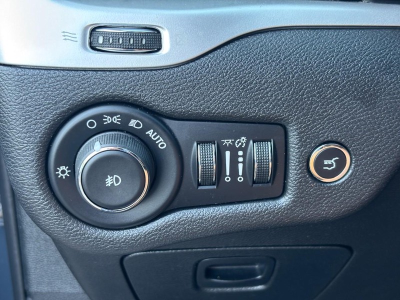 Jeep Cherokee Vehicle Full-screen Gallery Image 16