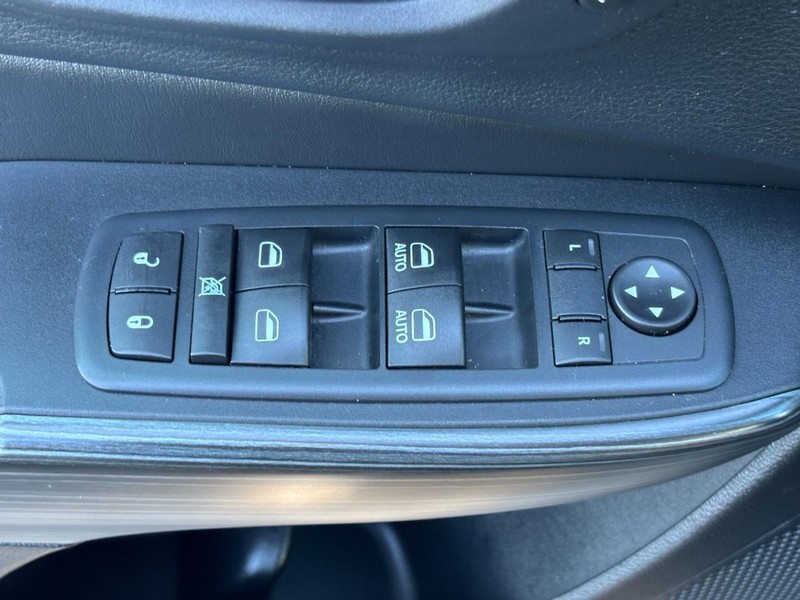 Jeep Cherokee Vehicle Full-screen Gallery Image 24