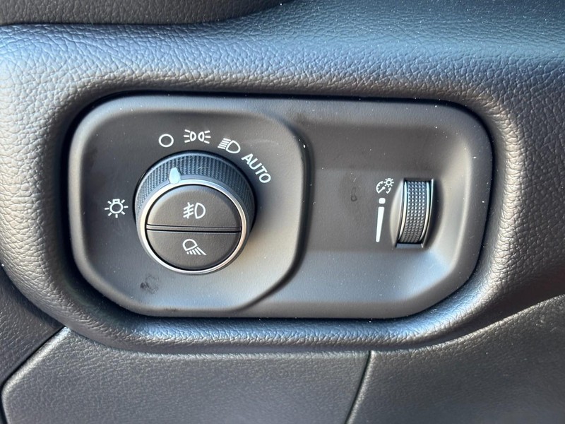 Ram 2500 Vehicle Full-screen Gallery Image 10