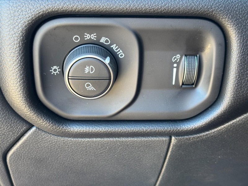 Ram 2500 Vehicle Full-screen Gallery Image 11