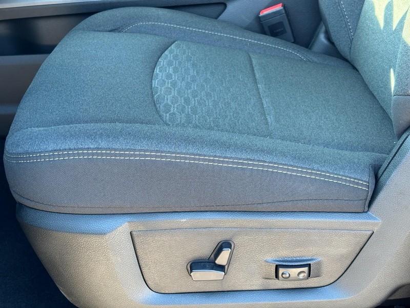 Ram 2500 Vehicle Full-screen Gallery Image 21